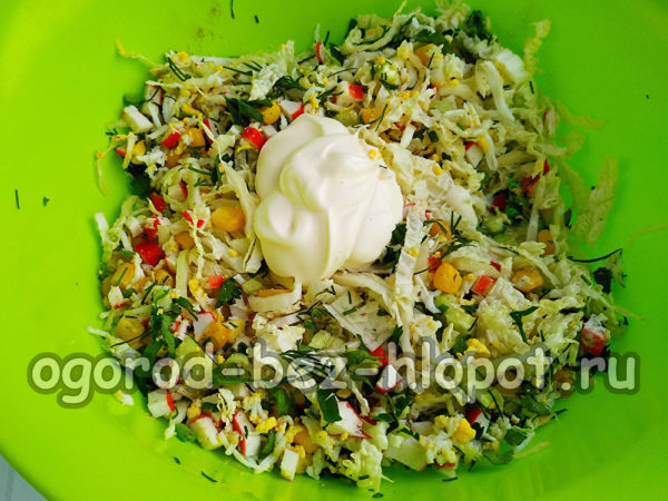 Den Salat mit Mayonnaise anrichten