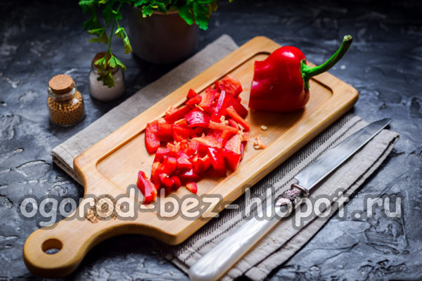 dolmalık biberi doğrayın