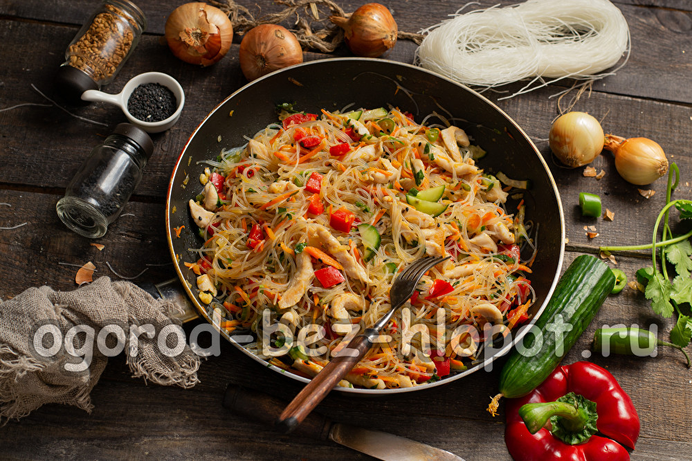 salade avec des champignons, des légumes et du poulet