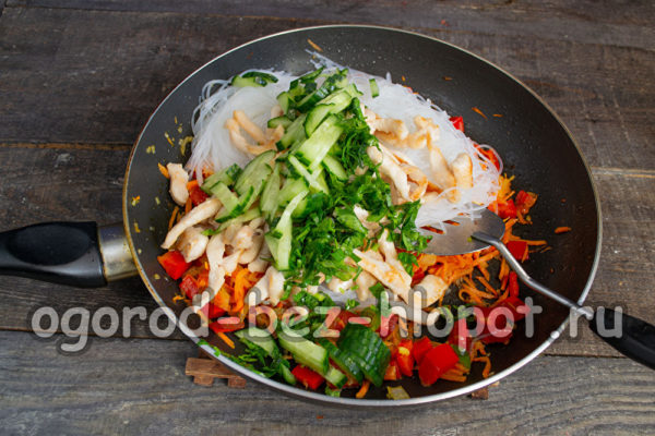 ajouter du concombre frais et des herbes aromatiques