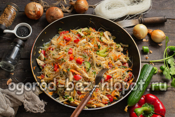 salade avec des champignons et des légumes