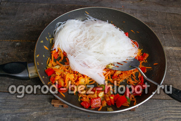 ajouter les vermicelles de riz aux légumes