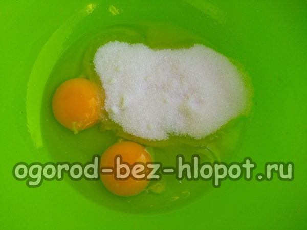 broyer les œufs avec du sucre