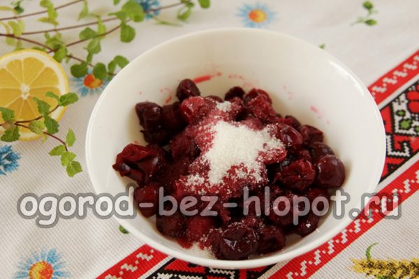kirazları çözdürün, şeker ekleyin