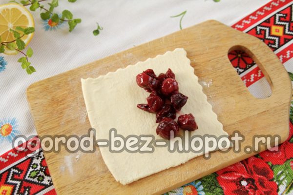 iç harcı hamurun üzerine koyun
