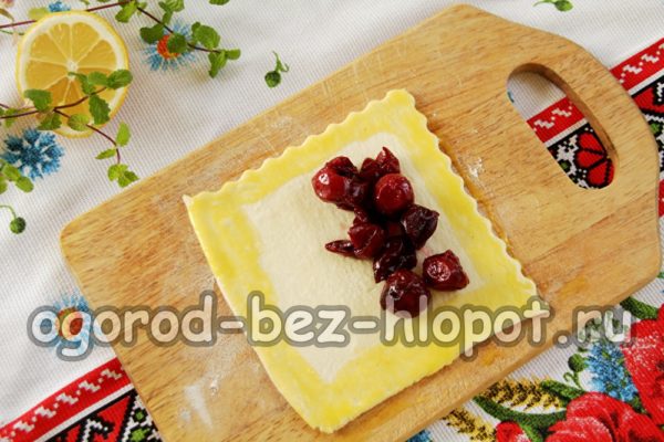 kenarlarını yumurta sarısı ile fırçalayın