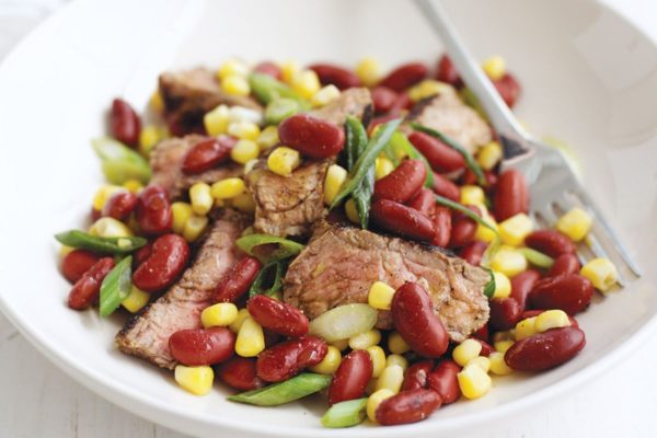 Salat mit Bohnen und Rindfleisch