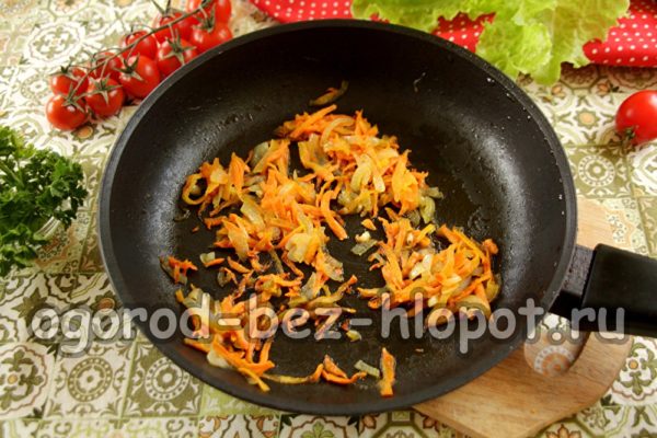 σοτάρετε τα κρεμμύδια και τα καρότα
