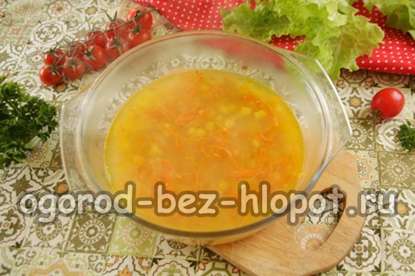 ρίξτε βραστό νερό πάνω από το ρύζι και τα λαχανικά