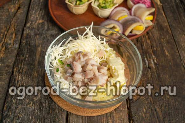 mélange de pommes de terre, œufs, hareng, beurre, fromage