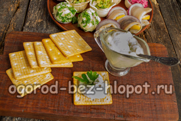Étalez le mélange sur les crackers.