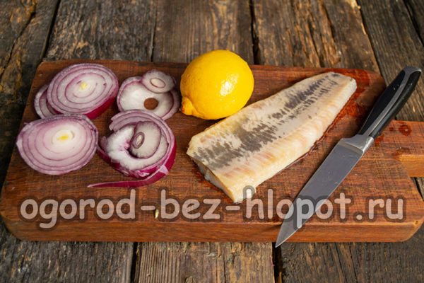Séparez les filets de hareng, hachez l'oignon et le citron.