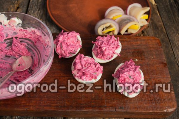 remplir les œufs de viande hachée