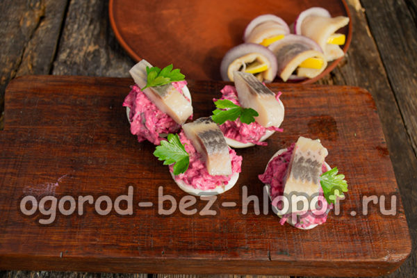 garnir de tranches de poisson et d'herbes