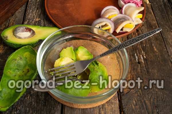 Écrasez la pulpe d'avocat avec une fourchette