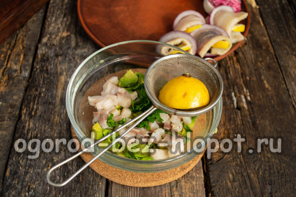 ajouter le filet de hareng, les herbes et le jus de citron