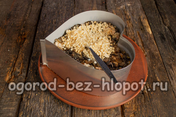 ungere con maionese e cospargere con noci