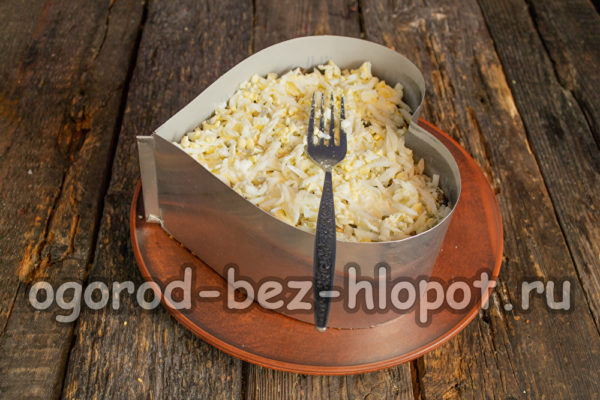 mettere le patate e le uova rimanenti