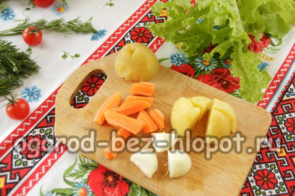 Kartoffeln, Karotten und Zwiebeln schneiden