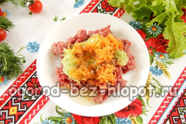 mélanger de la viande hachée, des légumes, des épices