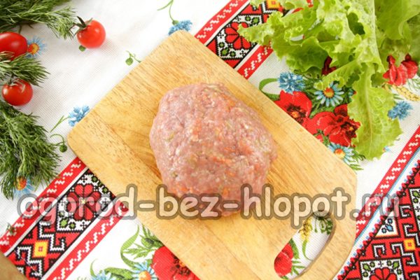Mélangez la viande hachée et battez-la.