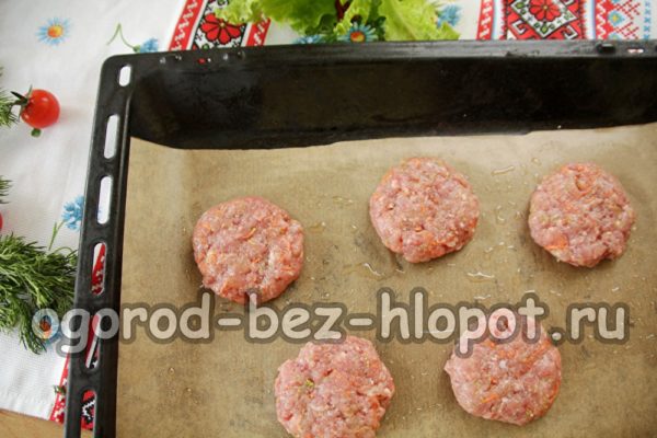 Déposez les escalopes sur du papier sulfurisé.
