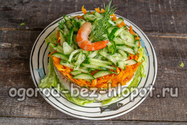 Retirez le cercle de cuisson et garnissez de crevettes.