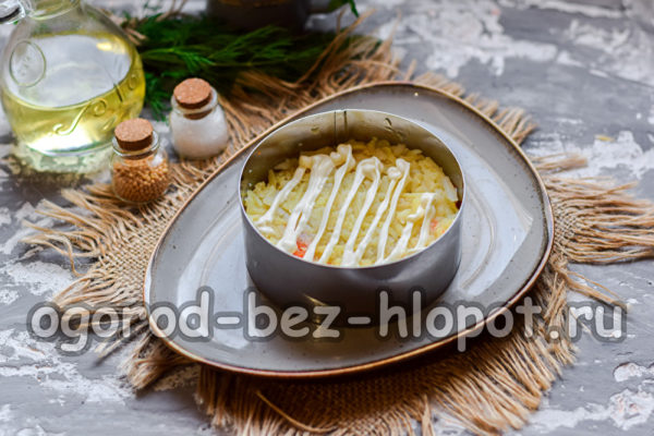 spalmare uno strato di patate con la maionese
