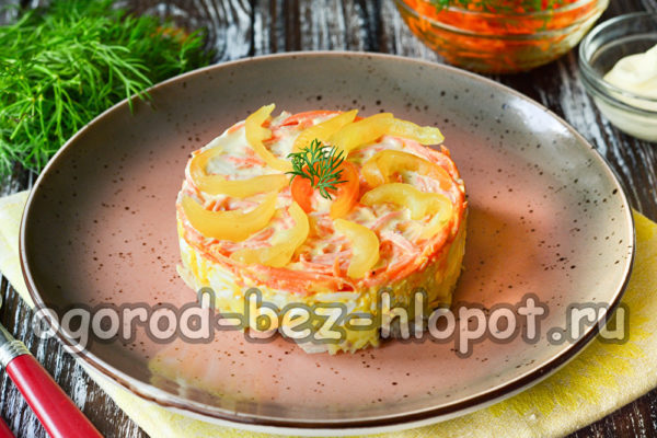 Insalata di carote in stile coreano con pollo