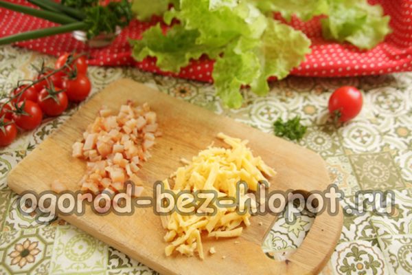 tagliare il pollo, grattugiare il formaggio