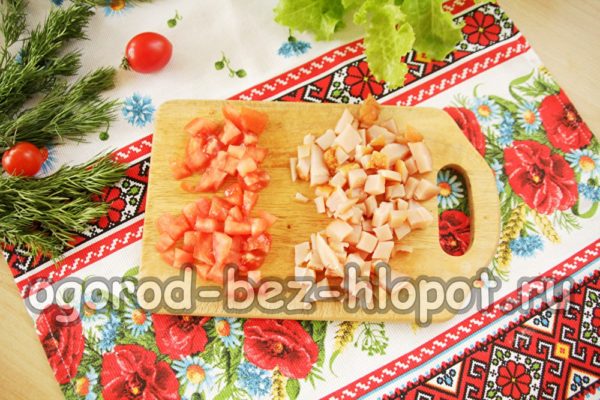Hähnchen und Tomaten klein schneiden