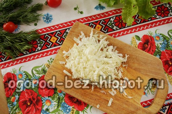 Den Chinakohl in feine Streifen schneiden