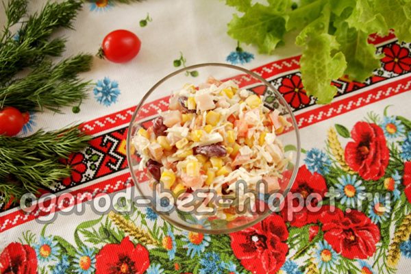 in eine Salatschüssel geben