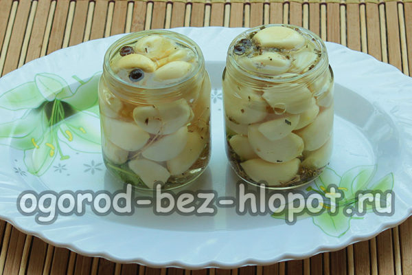 Gieße die Marinade über den Knoblauch