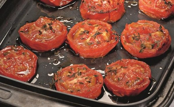 tomates sur une plaque de cuisson