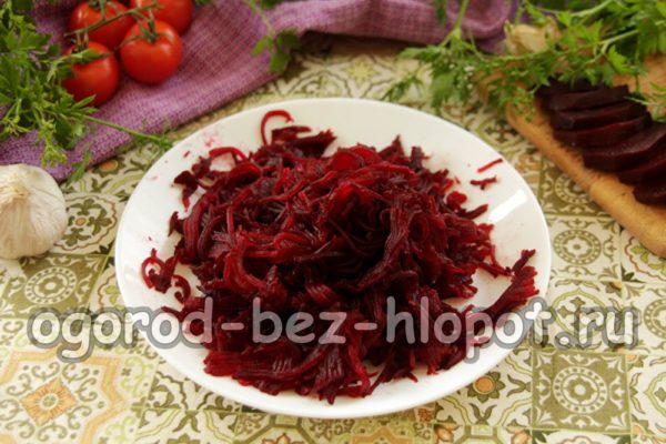 Die gekochten Rote Bete raspeln