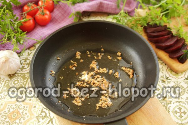 Knoblauch in einer Bratpfanne