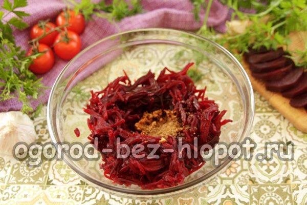 Geben Sie Öl mit Knoblauch, Gewürzen und Essig zu den Rote-Bete-Scheiben.