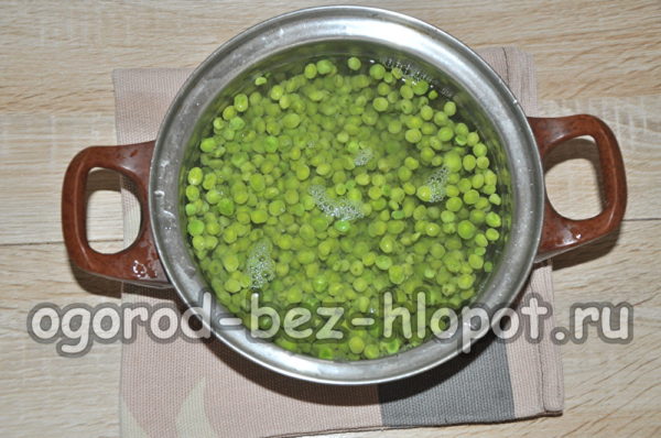 Die Erbsen in der Marinade kochen