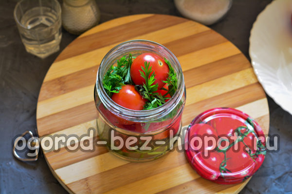 Pon los tomates en un frasco.
