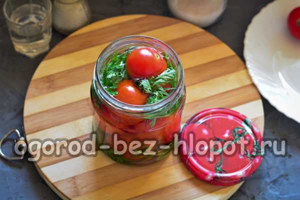 Vierta agua hirviendo sobre los tomates