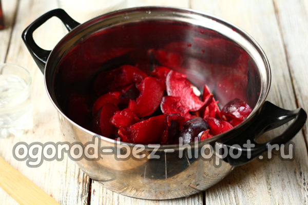 éplucher et couper les prunes