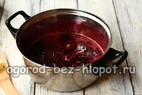 ajouter du sucre et du cacao aux prunes