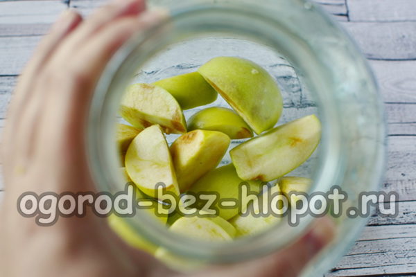 Gib die Äpfel in ein Glas