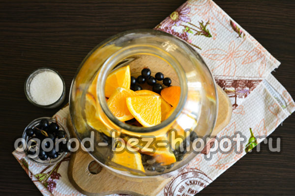 Johannisbeere und Orange im Glas