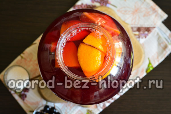 Sirup in ein Glas füllen
