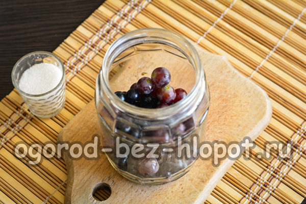 Gib die Beeren in ein Glas.