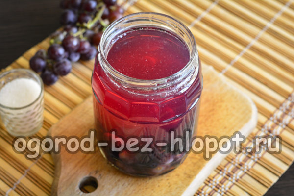 Den Sirup über die Beeren gießen.
