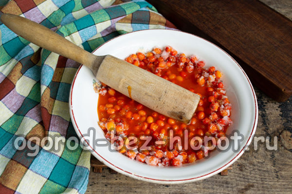 Reiben Sie die Beeren mit Zucker ein.