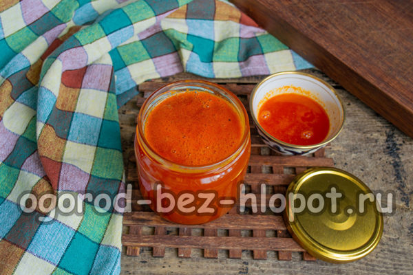 Gieße die Marmelade in Gläser.